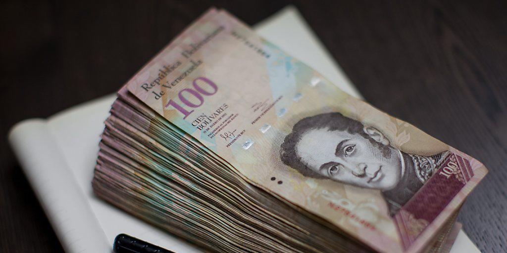 Ein Bündel mit 100-Bolivares-Scheinen - es dürfte wegen der Hyperinflation kaum 10 Dollar wert sein. (Archiv)