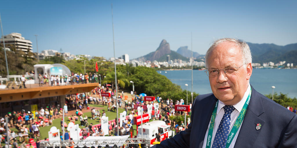 Bundesrat Johann Schneider-Ammann besucht wie über 500'000 weitere Personen das House of Switzerland in Rio de Janeiro.