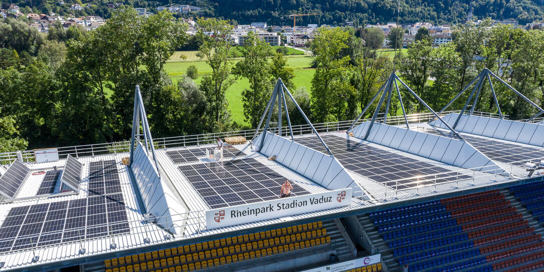 Installation Solarzellen Rheinpark Stadion Vaduz Installation Solarzellen Rheinpark Stadion Vaduz