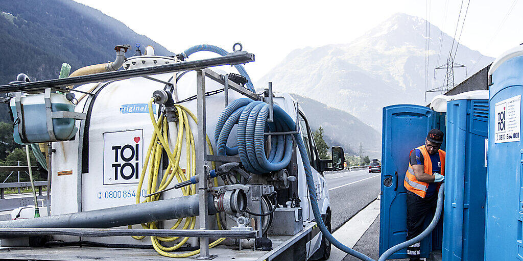 ToiToi-Toiletten kommen vielerorts zum Einsatz - momentan etwa ans der Autobahn A2 vor dem Gotthard-Nordportal. Dort sorgen sie bei Autofahrern, die im Stau stehen, für entspannende Momente. (Archivbild).