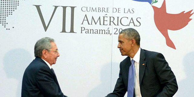 Raúl Castro (l.) und Barack Obama beim historischen Handschlag