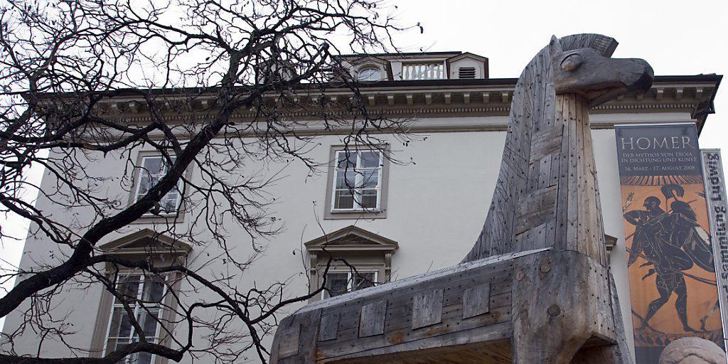 Für eine Homer-Ausstellung (2008) warb ein trojanisches Pferd vor dem Basler Antikenmuseum - jetzt feiert es das 50-jährige Bestehen.