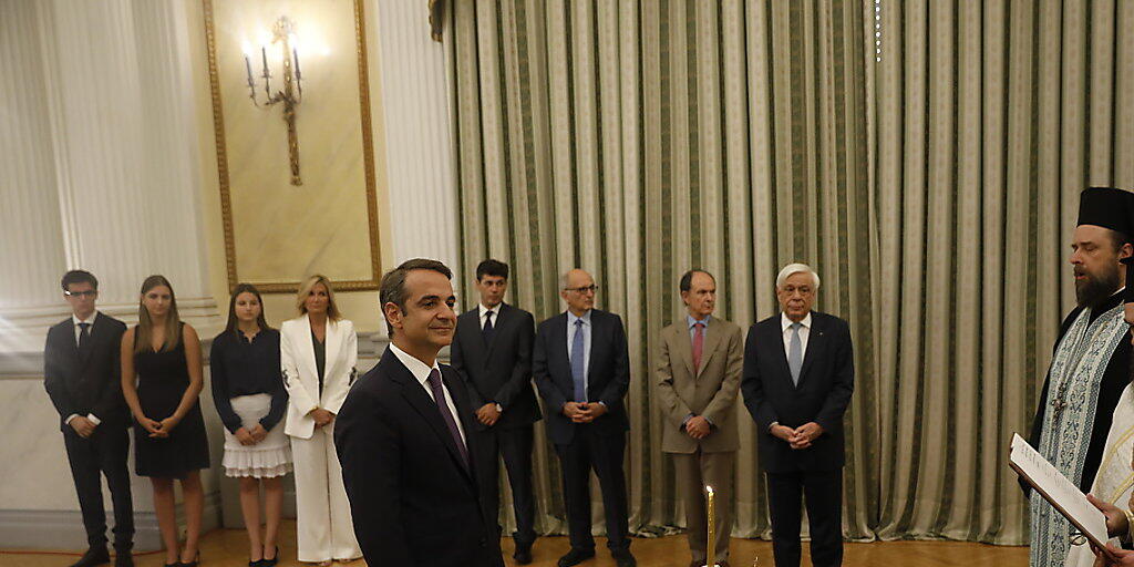 Der konservative Parteichef Kyriakos Mitsotakis ist am Montag als neuer Ministerpräsident von Griechenland vereidigt worden.