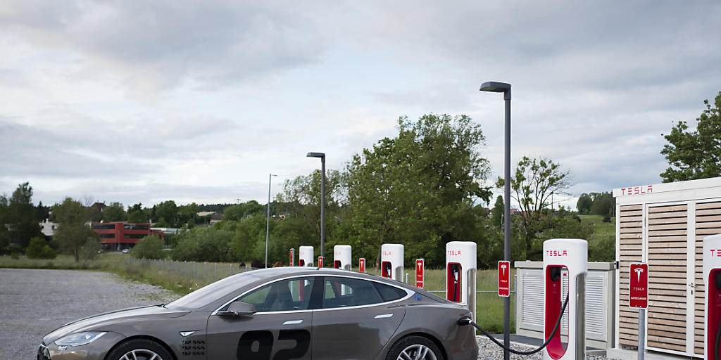Elektroautos sollen künftig einen Beitrag an die Strasseninfrastruktur leisten. Die Diskussion um die neue Abgabe ist nach dem Ja zum Strassenfonds NAF lanciert. (Archivbild)