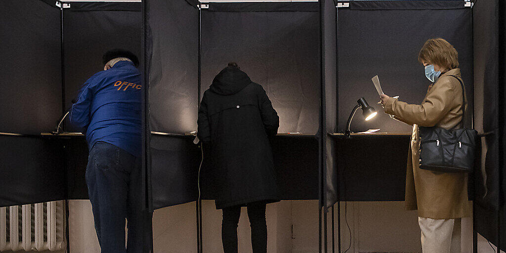 Wähler geben ihre Stimmen in Wahlkabinen ab. Foto: Mindaugas Kulbis/AP/dpa Wähler geben ihre Stimmen in Wahlkabinen ab. Foto: Mindaugas Kulbis/AP/dpa