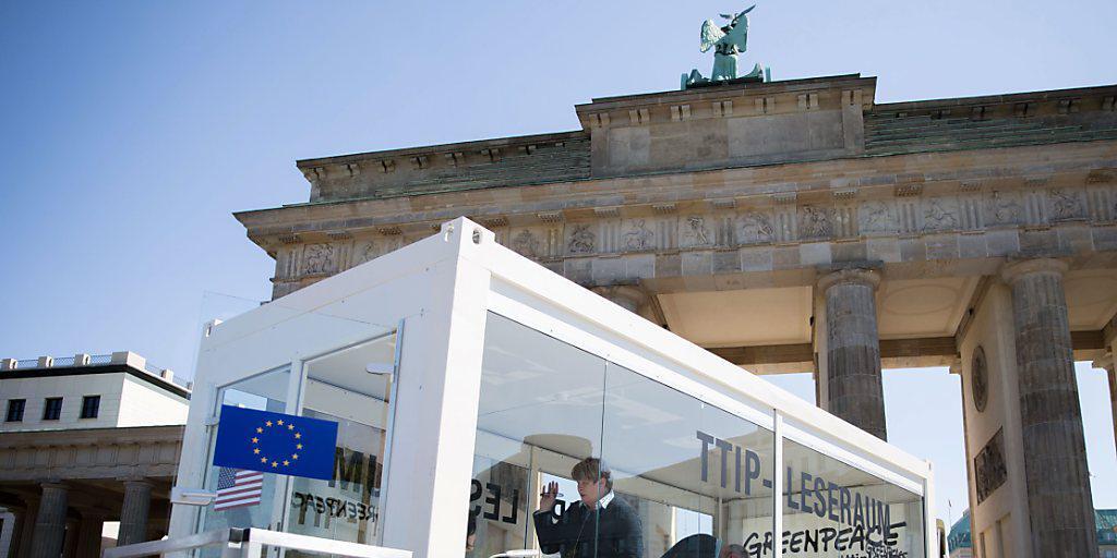 Geheime Dokumente im Glaskasten: Greenpeace macht hinter verschlossenen Türen verhandelte TTIP-Unterlagen der Öffentlichkeit zugänglich. Hier in Berlin im Glaskasten vor dem Brandenburger Tor. Geheime Dokumente im Glaskasten: Greenpeace macht hinter verschlossenen Türen verhandelte TTIP-Unterlagen der Öffentlichkeit zugänglich. Hier in Berlin im Glaskasten vor dem Brandenburger Tor.