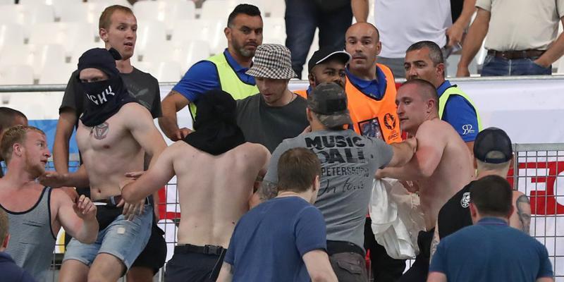 Wüste Szenen nach Ende der Partie zwischen England und Russland im Stadion von Marseille