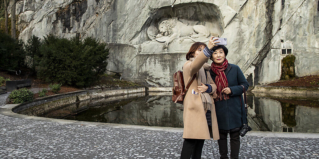 Sie fehlen in den Schweizer Geschäften derzeit: Asiatische Touristen in Luzern (im Februar 2020).