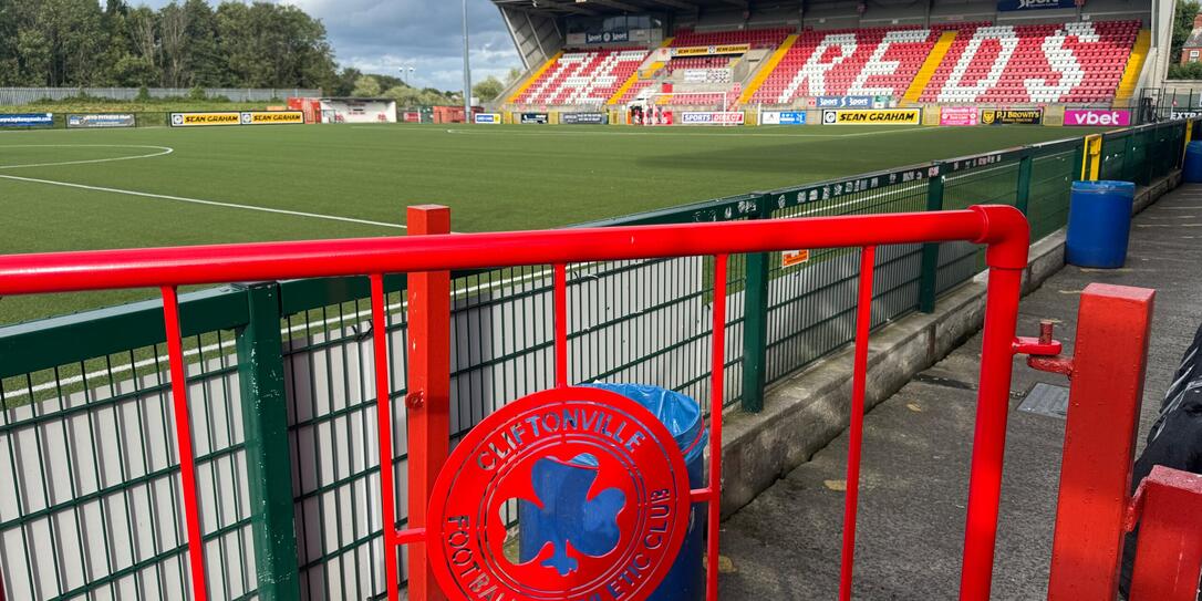 Blick von der gesperrten Tribüne in Richtung der Haupttribüne