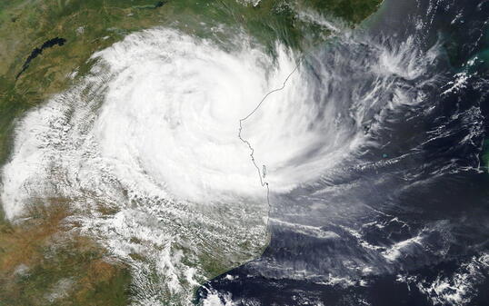 Eine Luftaufnahme des Zyklons Idai im Moment als er in Mosambik auf Land trifft.
