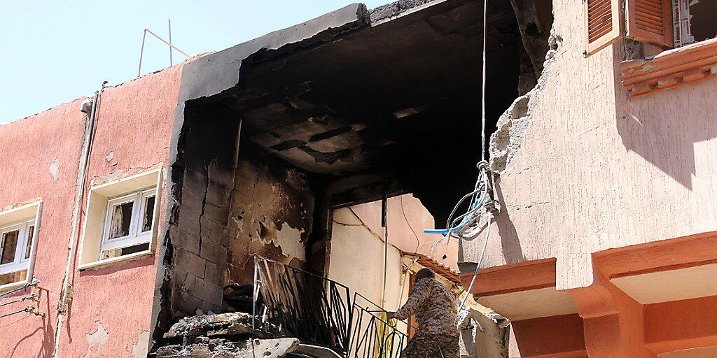 Ein von Granatbeschuss beschädigtes Haus im Stadtteil Abu Salim von Tripolis. (Bild vom 17. April)