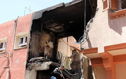 Ein von Granatbeschuss beschädigtes Haus im Stadtteil Abu Salim von Tripolis. (Bild vom 17. April)