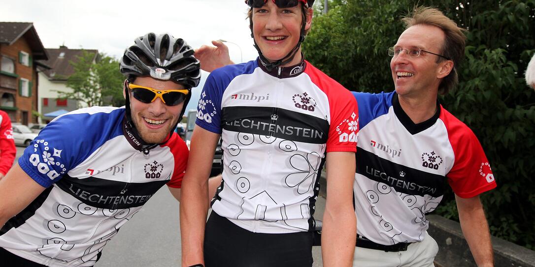 Rad-Coach Elmar Ritter (r.) und Kollege Christian Frommelt (l.) freuen sich über den zweiten Platz von Stefan Küng beim Strassenrennen an den Lie-Games 2011.