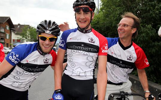 Rad-Coach Elmar Ritter (r.) und Kollege Christian Frommelt (l.) freuen sich über den zweiten Platz von Stefan Küng beim Strassenrennen an den Lie-Games 2011.