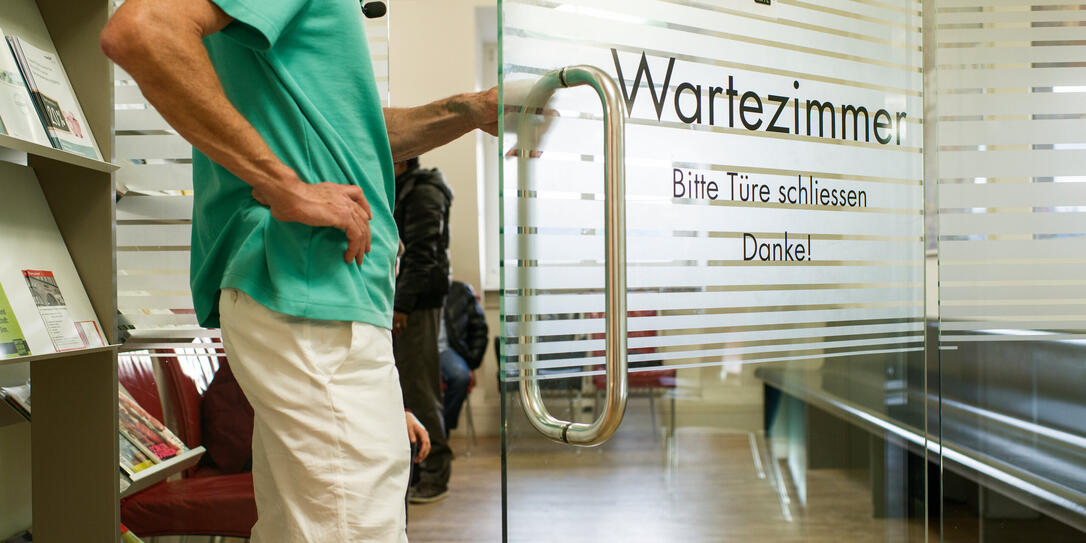 PRAXIS, GRUPPENPRAXIS, GEMEINSCHAFTSPRAXIS, MEDIX, HAUS DER AERZTE, HAUSARZTMODELL, HMO, ARZT, PATIENT, WARTEZIMMER, HAUSARZT,