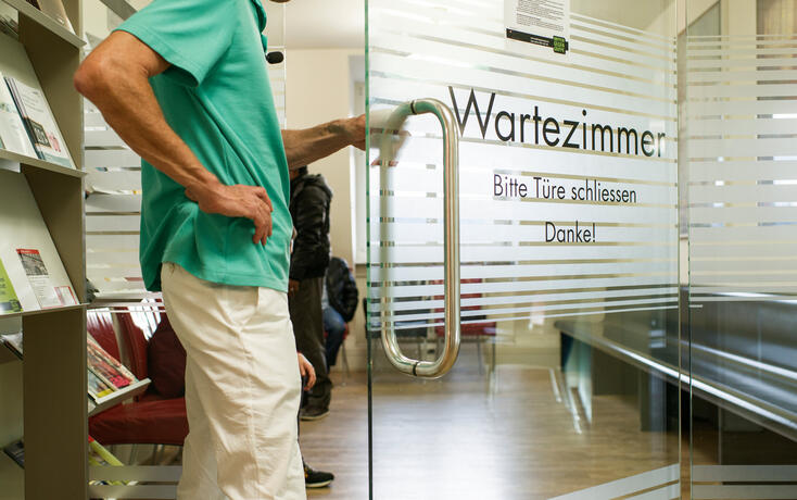 PRAXIS, GRUPPENPRAXIS, GEMEINSCHAFTSPRAXIS, MEDIX, HAUS DER AERZTE, HAUSARZTMODELL, HMO, ARZT, PATIENT, WARTEZIMMER, HAUSARZT,