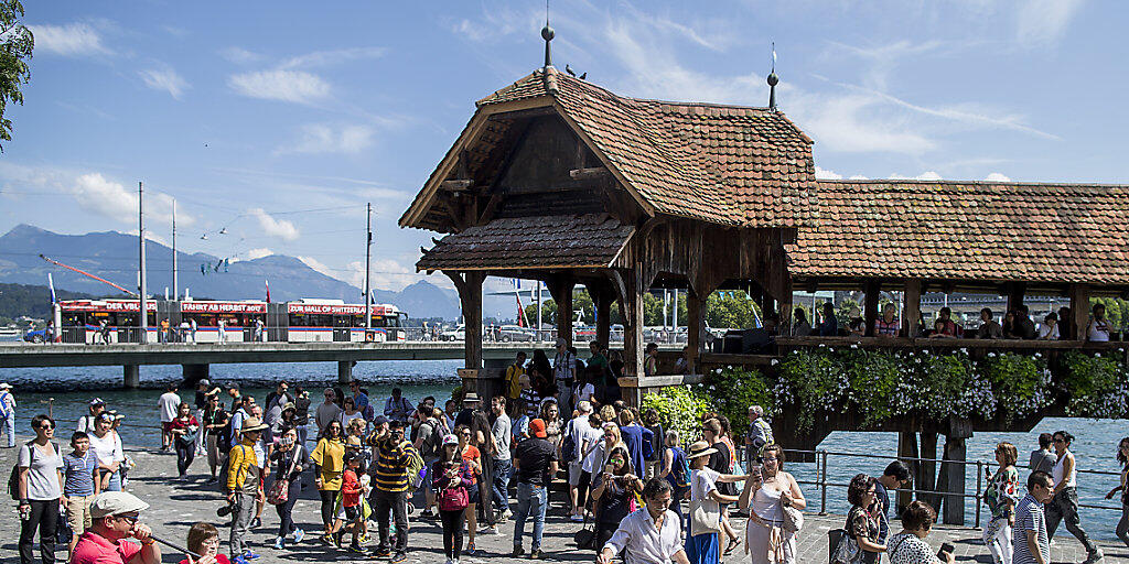 Der Kanton Luzern bleib bei den Unternehmenssteuern der Tiefststeuerkanton. (Symbolbild mit Kappelbrücke in Luzern)