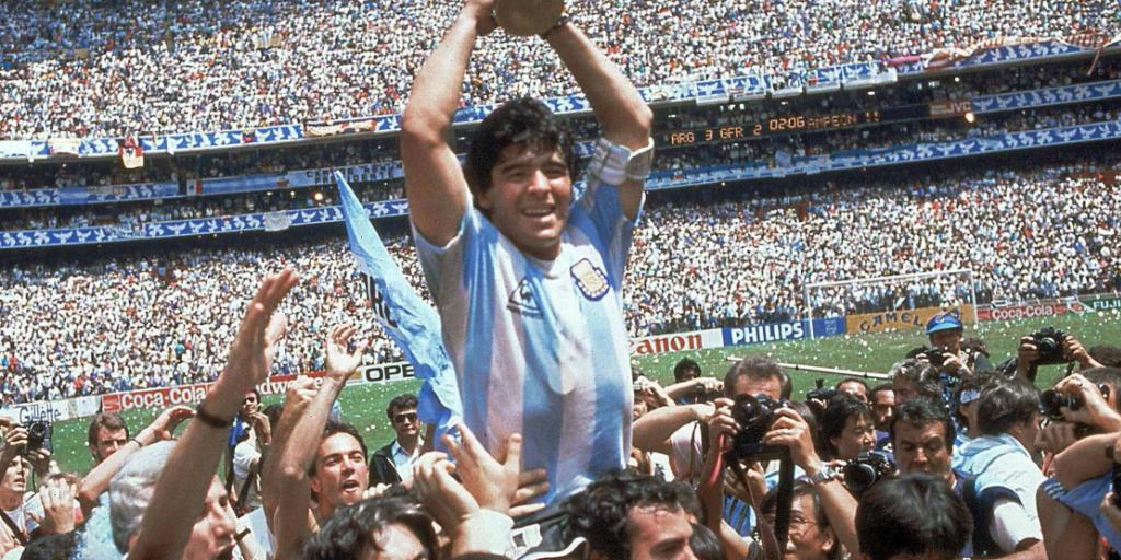 Diego Maradona 1986 mit dem Weltmeister-Pokal