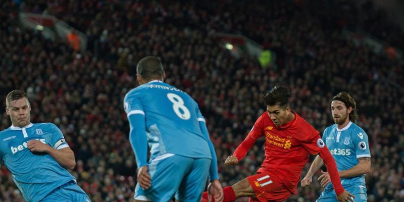 Der Brasilianer Roberto Firmino sorgte kurz vor der Pause für die 2:1-Führung für Liverpool gegen Stoke City Der Brasilianer Roberto Firmino sorgte kurz vor der Pause für die 2:1-Führung für Liverpool gegen Stoke City