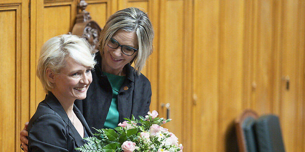 Alterspräsidentin Maya Graf (Grüne/BL, rechts) gratuliert der mit einem Rekordresultat gewählten neuen Nationalratspräsidentin Isabelle Moret (FDP/VD).