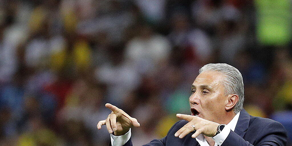 Brasiliens Nationaltrainer Tite gibt Anweisungen