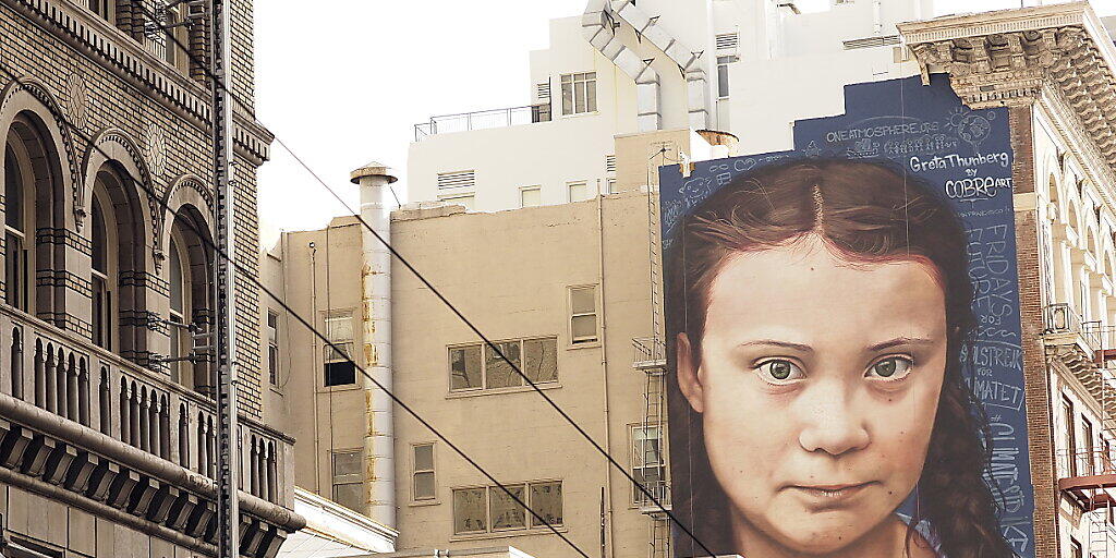 Trotz der von Greta Thunberg losgetretenen Welle an Klimaprotesten, die seit Monaten durch Europa rollt, fliegen die Schweizer weiterhin gerne in die Ferien. Die hiesigen Reiseveranstalter sehen keinen "Greta-Effekt" in den Buchungszahlen. (Archiv)