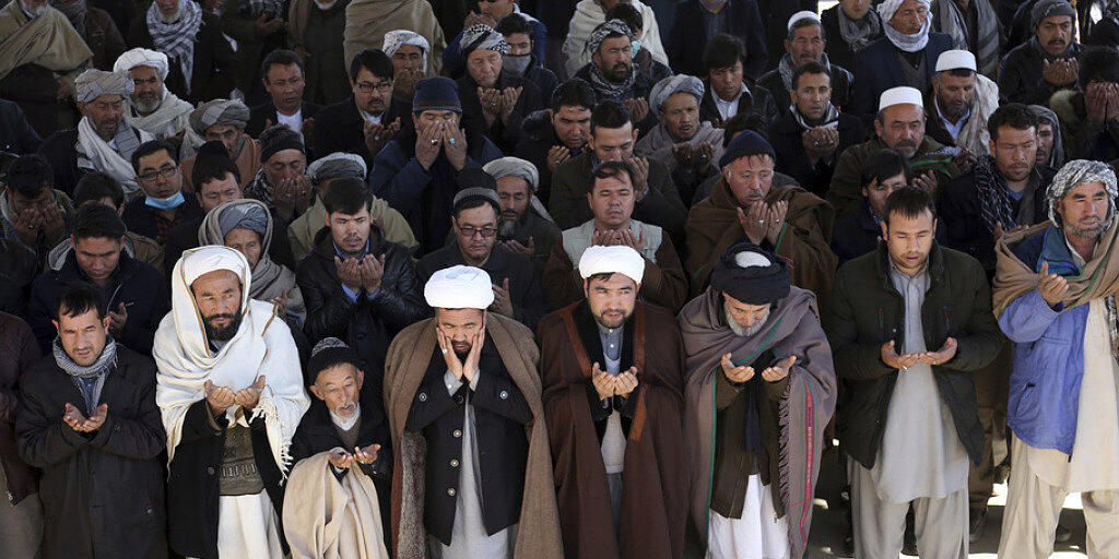 Trauernde Menschen in Kabul im Dezember 2017 f&uuml;r die Opfer eines Selbstmordanschlags.