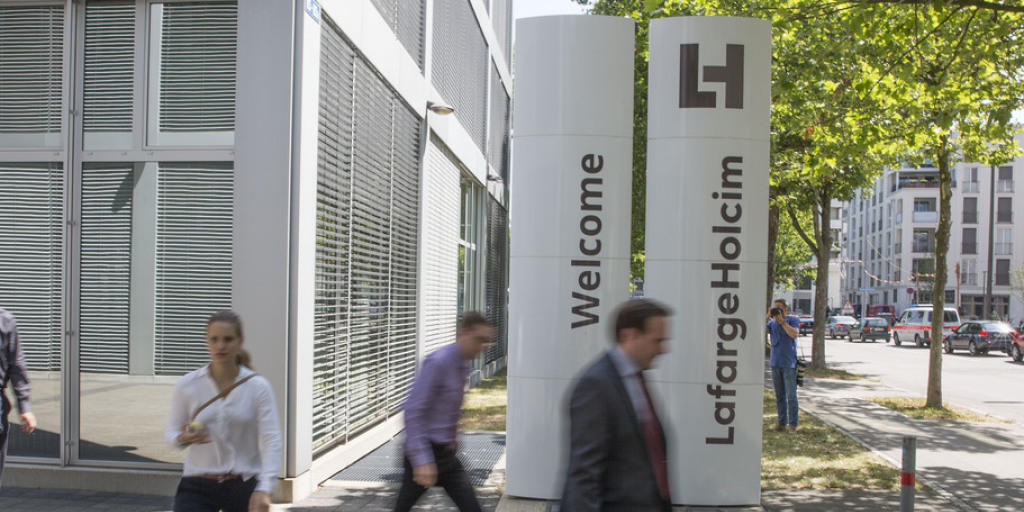 Der Zementkonzern LafargeHolcim reorganisiert seine Strukturen: als Folge werden bis Ende 2017 insgesamt 250 Stellen gestrichen, 130 davon in der Schweiz. (Archiv)