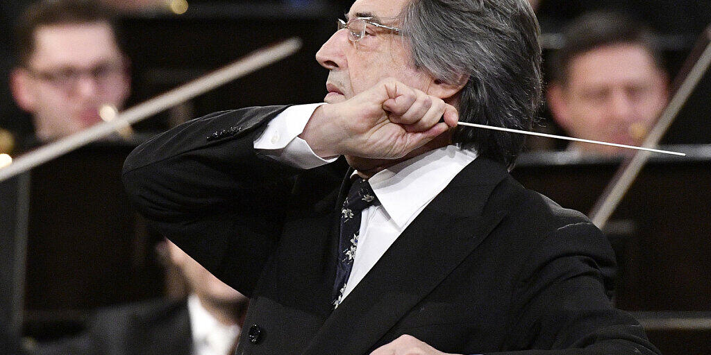 ARCHIV - Der italienische Dirigent Riccardo Muti (M) leitet das Neujahrskonzert 2018 der Wiener Philharmoniker. Muti will bei zwei Friedenskonzerten eine musikalische Brücke ins vom Krieg zerstörte Syrien schaffen. (zu dpa "Muti dirigiert Friedenskonzert als Brücke zwischen Europa und Syrien") Foto: Hans Punz/APA/dpa