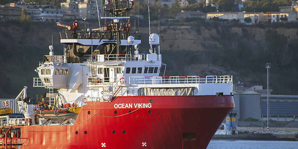 Das Rettungsschiff Ocean Viking liegt im Hafen von Porto Empedocle vor Anker. Foto: Fabio Peonia/LaPresse/AP/dpa