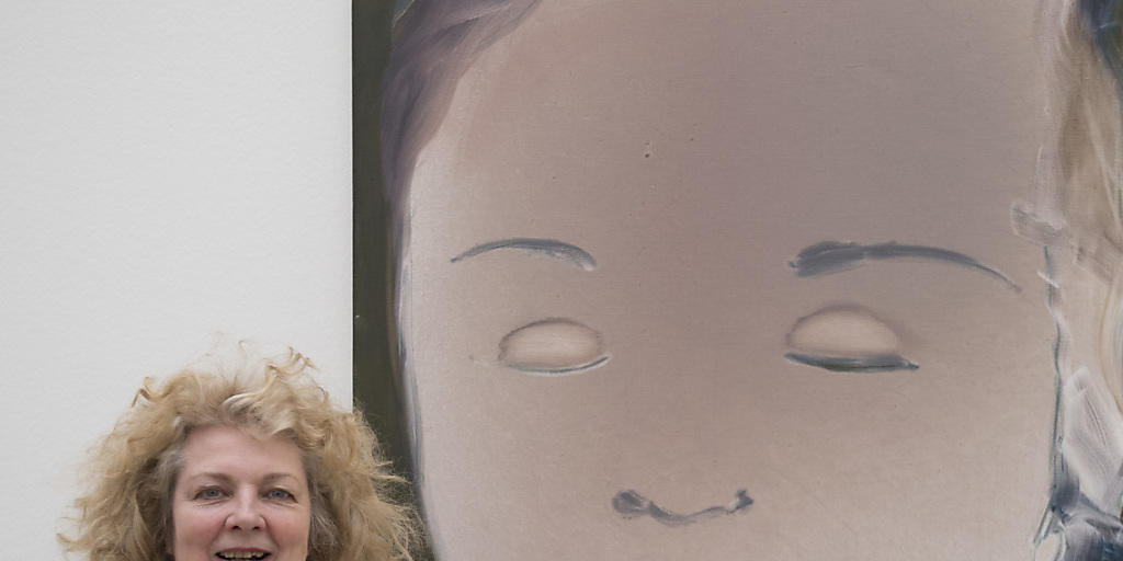 Marlene Dumas vor ihrem Gemälde "Helena's Dream" (2008) in der Fondation Beyeler in Riehen (Keystone)