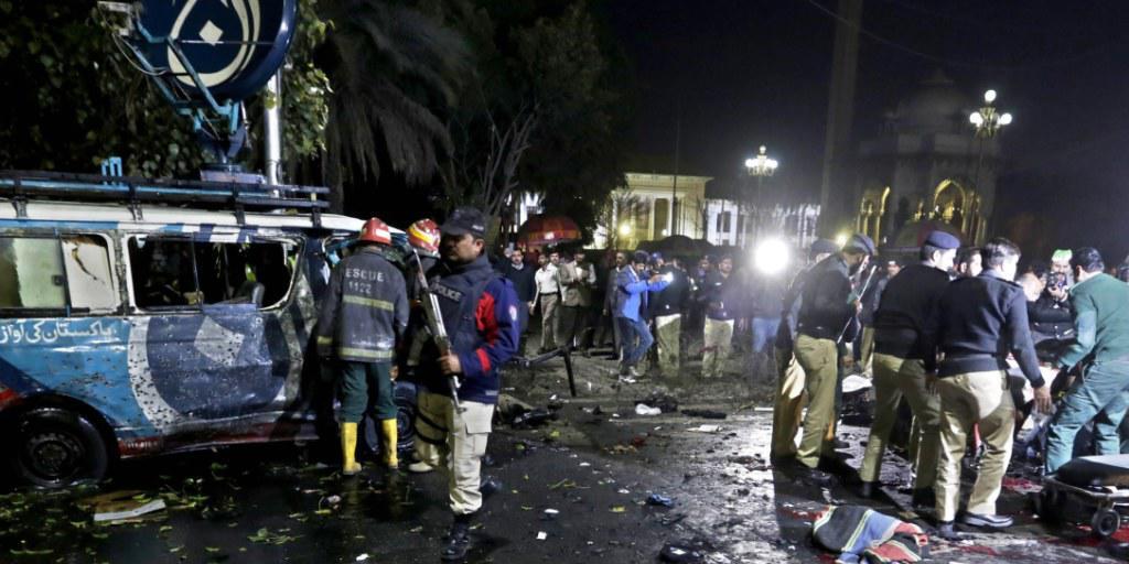 Am Ort des Selbstmordanschlags in der pakistanischen Stadt Lahore herrschen Chaos und Zerst&ouml;rung.