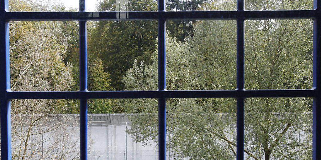 Amt für Justizvollzug räumt Fehler ein: In der Zürcher Strafanstalt Pöschwies haben Häftlinge sensible KESB-Unterlagen sortiert. (Archivbild) Amt für Justizvollzug räumt Fehler ein: In der Zürcher Strafanstalt Pöschwies haben Häftlinge sensible KESB-Unterlagen sortiert. (Archivbild)