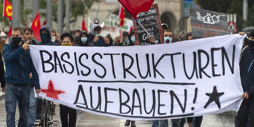 Rund 400 Teilnehmende zogen trotz Versammlungsverbot an einer unbewilligten Kundgebung am Freitagnachmittag durch die Basler Innenstadt.
