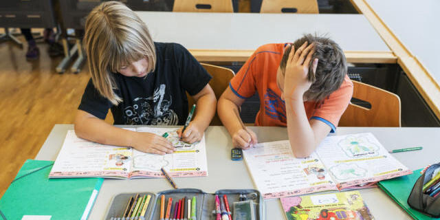 Drittklässler lernen Englisch mit einem Übungsbuch (Symbolbild)