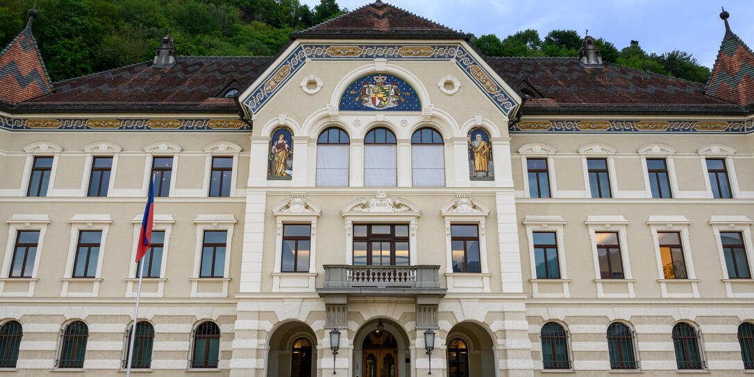 Die Vorlage knüpft an die frühere Richtlinie (EU) 2022/2464 (CSRD) an, die Liechtenstein aufgrund seiner EWR-rechtlichen Verpflichtungen per 1. Juli 2024 in nationales Recht umgesetzt hat.