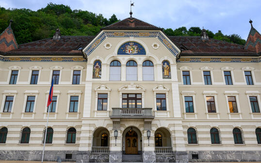Die Vorlage knüpft an die frühere Richtlinie (EU) 2022/2464 (CSRD) an, die Liechtenstein aufgrund seiner EWR-rechtlichen Verpflichtungen per 1. Juli 2024 in nationales Recht umgesetzt hat.
