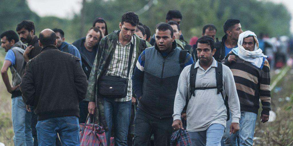 Flüchtlinge an der serbisch-ungarischen Grenze beim ungarischen Grenzort Röszke. Flüchtlinge an der serbisch-ungarischen Grenze beim ungarischen Grenzort Röszke.