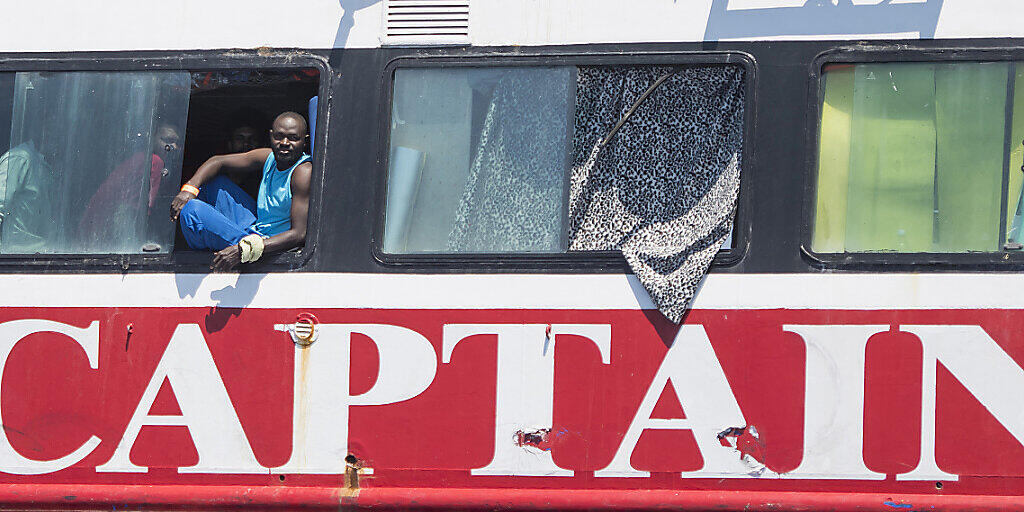 dpatopbilder - Migranten blicken aus dem Fenster an Bord eines Touristenbootes etwa 20 Kilometer vor Malta. Foto: Rene' Rossignaud/AP/dpa