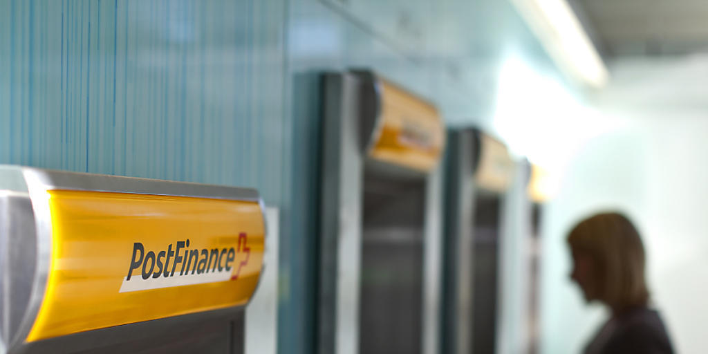 War am Samstagmorgen ein harziges Unterfangen: Bargeldbezug am Automaten der PostFinance. (Symbolbild)