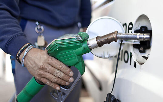 Das Parlament will die Benzinpreise in den kommenden Jahren schrittweise erhöhen. Der Nationalrat ist in diesem Punkt des CO2-Gesetzes dem Ständerat gefolgt. (Archivbild)
