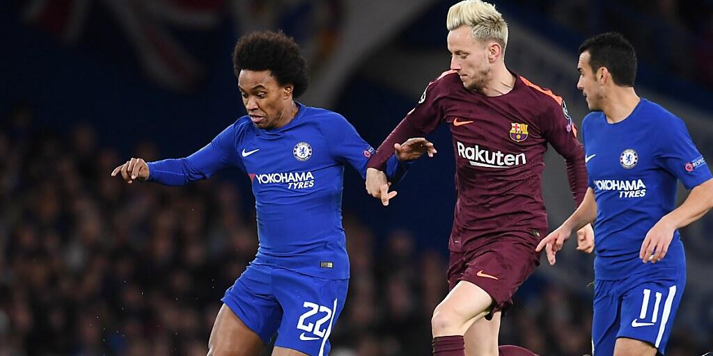 Willian (links) schoss Chelsea gegen Barcelona um Ivan Rakitic mit 1:0 in Führung