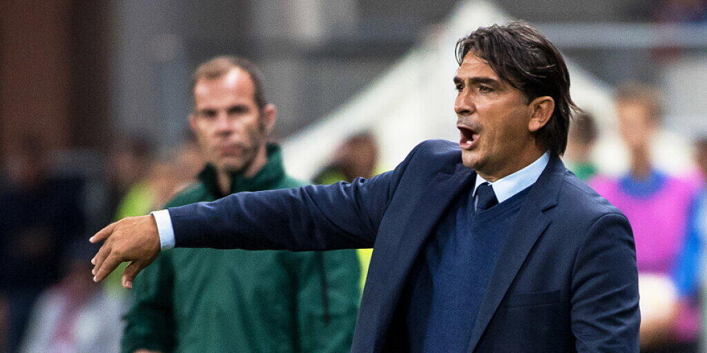 Kroatiens Trainer Zlatko Dalic versucht in Baku vergeblich korrigierend einzugreifen