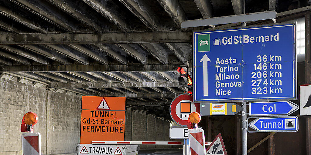 Nach der Schliessung seit Ende September könnte der Strassentunnel am Grossen St. Bernhard bereits am 24. Dezember wieder für den Verkehr freigegeben werden.