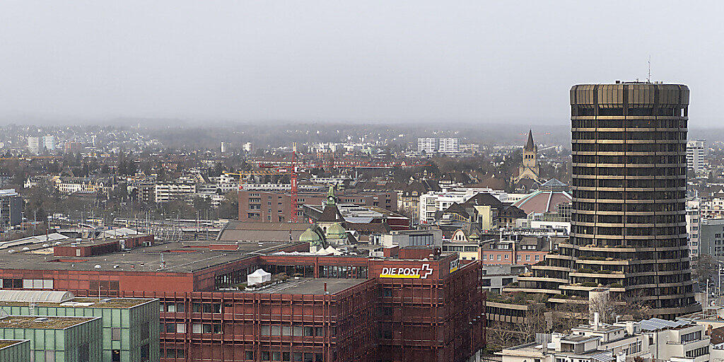 Die Bank für Internationalen Zahlungsausgleich BIZ in Basel (Turmgebäude) hat in ihrem jüngsten Quartalsbericht vor steigenden Risiken an den Finanzmärkten gewarnt. (Archivbild)