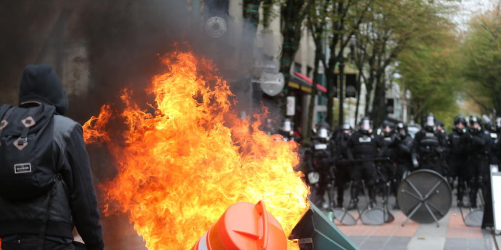 Ausschreitungen bei einer Mai-Kundgebung in Portland. Ausschreitungen bei einer Mai-Kundgebung in Portland.