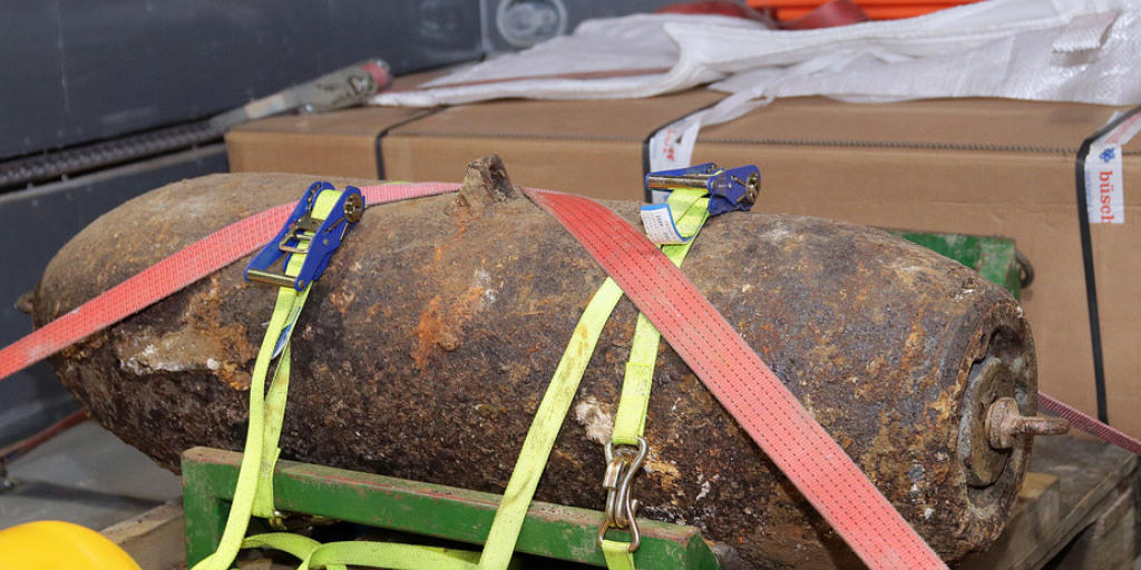 Die 250 Kilogramm schwere Fliegerbombe, aufgenommen nach ihrer Entschärfung am frühen Donnerstagmorgen in Hildesheim (Niedersachsen). Die 250 Kilogramm schwere Fliegerbombe, aufgenommen nach ihrer Entschärfung am frühen Donnerstagmorgen in Hildesheim (Niedersachsen).