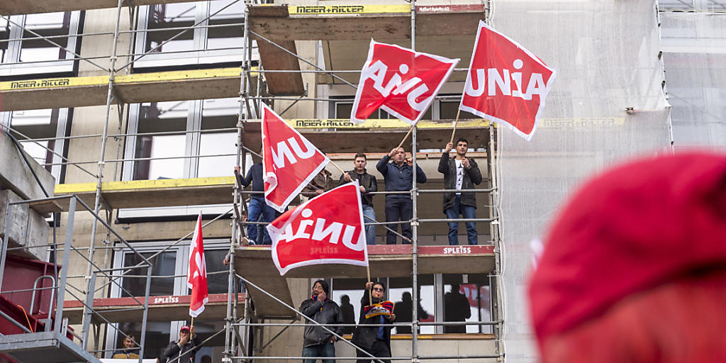 Ende eines langen Streits: Baumeister und Gewerkschaften haben nach Verhandlungsabrüchen und Streiks sich auf einen neuen Landesmantelvertrag geeinigt. (Bild: Protesttag der Gewerkschaft Unia in Zürich am 10. November 2015)