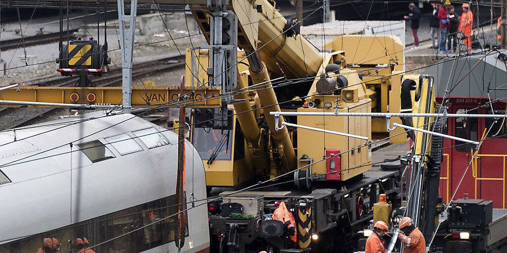 Die letzten beiden Waggons eines am Mittwochabend bei der Basler Bahnhofseinfahrt entgleisten ICE-Zuges wurden am Donnerstag von der Unfallstelle geborgen.