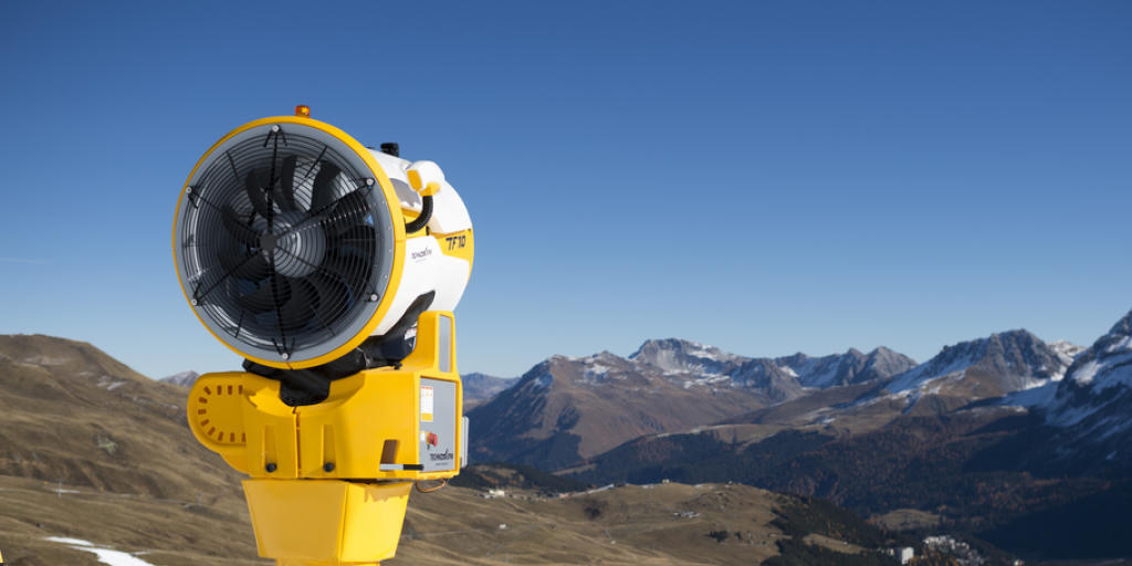 Wenn die weisse Pracht nicht so richtig will, wird fleissig nachgeholfen. Im Bild: eine Schneekanone in Arosa (Archiv). Wenn die weisse Pracht nicht so richtig will, wird fleissig nachgeholfen. Im Bild: eine Schneekanone in Arosa (Archiv).